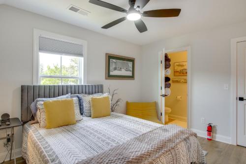 um quarto com uma cama e um ventilador de teto em Walk to Marina Lake Greenwood Retreat with Hot Tub em Greenwood