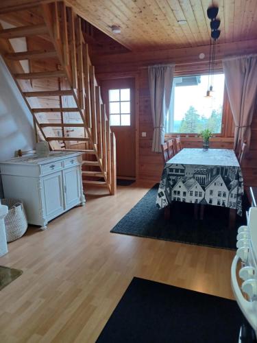 a bedroom with a bed and a staircase in a room at Huipunpuisto B, sähköauton lataaminen sisältyy vuokraan in Syöte