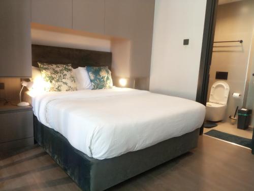 内罗毕Rustic Like Studio Next To Pride Inn & Ibis Hotels Westlands的房间里有一张大床的卧室