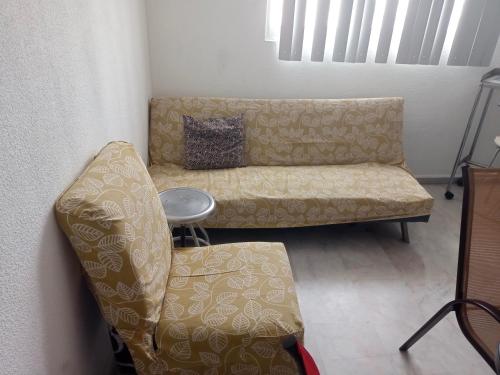 a living room with a couch and a chair at Depa 12 Aceso Directo con 3 recámaras in Mazatlán