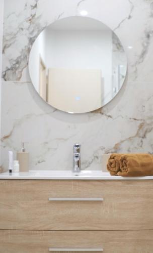 Gambar di galeri bagi L'Ancien Cinéma - Appartement de charme di Bize-Minervois