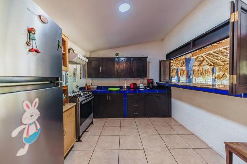 una cucina con un frigorifero con un coniglietto sopra di Mangomar Beach House a Teotepeque