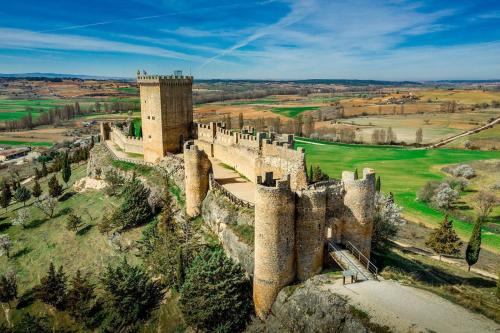 une vue aérienne d'un château sur une colline dans l'établissement Alojamientos Palacete, à Peñaranda de Duero