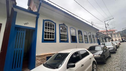 a group of cars parked in front of a building at Acomodação Bicentenária - qrts parte baixa da casa - Rua Casa da Ópera in Ouro Preto