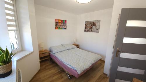 Un dormitorio pequeño con una cama en una habitación. en Apartament u Marty, en Lublin