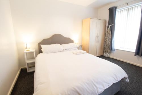 Foto Close to City Centre 3-Bed Townhouse, Sleeps 7, Free Parking, Great Transport Links