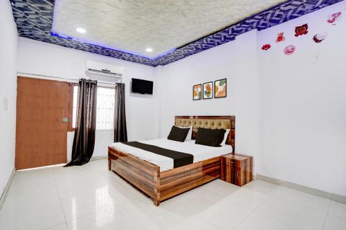 Televisyen dan/atau pusat hiburan di Hotel O Paras Palace