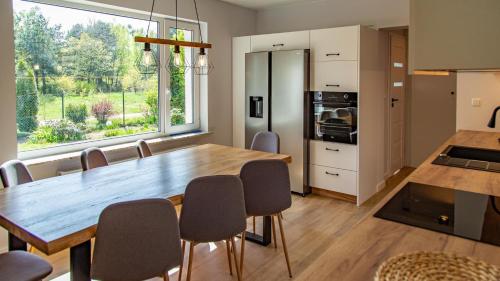Kuchyň nebo kuchyňský kout v ubytování DOM Leśny Zakątek od LuxFlats