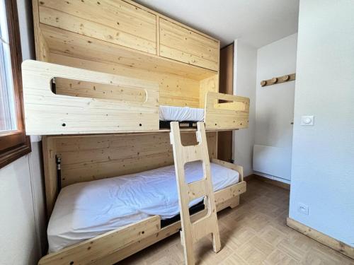 - un lit superposé avec une échelle dans une chambre dans l'établissement Les Chalets Des Evettes - Appartement au pied des pistes de l'espace diamant MAE-3394, à Notre-Dame-de-Bellecombe