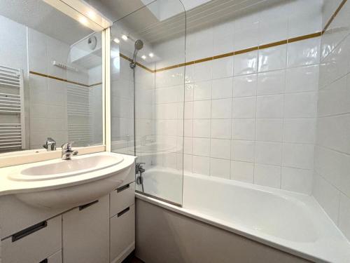 une salle de bain blanche avec un lavabo et une baignoire dans l'établissement Les Chalets Des Evettes - Appartement au pied des pistes de l'espace diamant MAE-3394, à Notre-Dame-de-Bellecombe