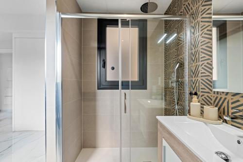 a bathroom with a shower and a sink at Casa Azul in La Florida