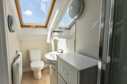 Stylish Urban Retreat- Fast WiFi & Private Ensuite photo 13