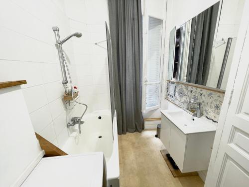 ein weißes Badezimmer mit Toilette und Waschbecken in der Unterkunft Magnific appartment near Arc de Triomphe in Paris