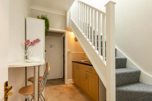 Stylish Urban Retreat- Fast WiFi & Private Ensuite photo 17