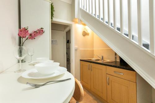 Stylish Urban Retreat- Fast WiFi & Private Ensuite photo 5