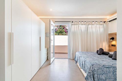 a bedroom with a bed and a sliding glass door at Bungalow 29 PIE DE PLAYA in El Campillo del Moro