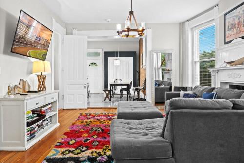 Et opholdsområde på Historic 3-BR Downtown Bourbon Getaway