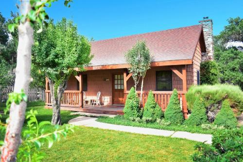 a house with a fence and a yard at Arrowhead Country Cabins in Mount Carmel