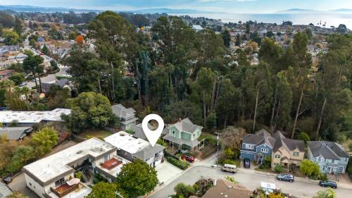 una vista aerea di un quartiere residenziale con case di Seabright Breeze a Santa Cruz