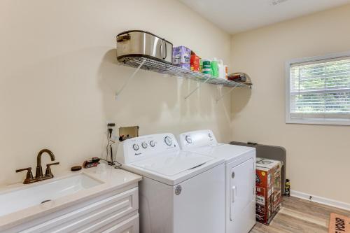 lavadero con lavadora y fregadero en 11 Mi to Troy University Family Home with Yard, en Troy