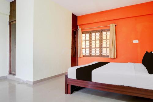 Hotel O AADITYA COMFORTS BOARDING & LODGINGにあるベッド
