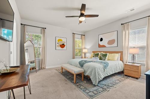 Un dormitorio con una cama y un ventilador de techo. en Dye Estates Luxury Home , Spacious Barefoot Landing Getaway, en North Myrtle Beach