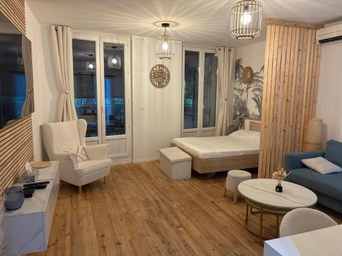 une chambre avec un lit, un canapé et une table dans l'établissement Studio 3, à Avignon