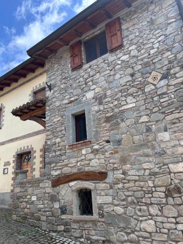 a large stone building with windows on the side of it at Il nido di Matilde in Rossena