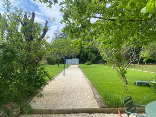 Ein Garten an der Unterkunft Gite de la Plaine