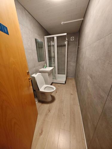 Un baño pequeño con inodoro y lavabo. en Guesthouse Stöng and Cottages, en Stöng