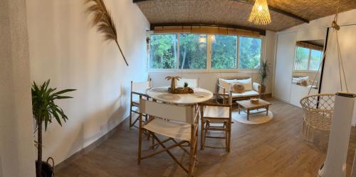 une salle à manger avec une table et des chaises et une fenêtre dans l'établissement Studio 3, à Avignon