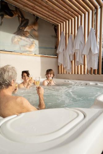 a group of people in a bath tub at Casa di Mamma in Trélazé