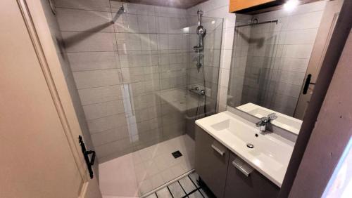 une salle de bain avec douche et lavabo dans l'établissement Résidence Ranfolly - Studio au pied des pistes MAE-1351, aux Gets