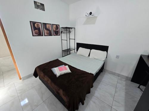 a bedroom with a bed and a television in it at Flat completo a 9 minutos do centro de Aparecida in Aparecida de Goiania
