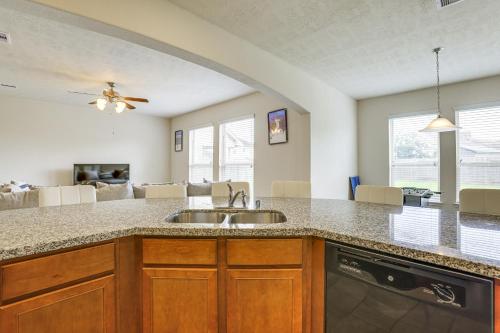 Η κουζίνα ή μικρή κουζίνα στο Covered Patio and Spacious Yard Houston Area Home!