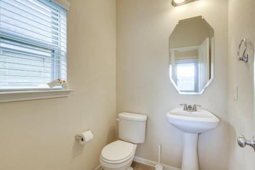 Ένα μπάνιο στο Covered Patio and Spacious Yard Houston Area Home!