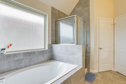 Ένα μπάνιο στο Covered Patio and Spacious Yard Houston Area Home!