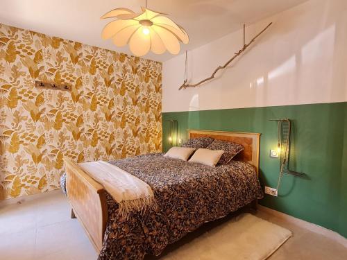 a bedroom with a bed and a green wall at Chambre d'hôtes tranquille avec entrée indépendante et parking à Ormes-et-Ville - FR-1-584-382 