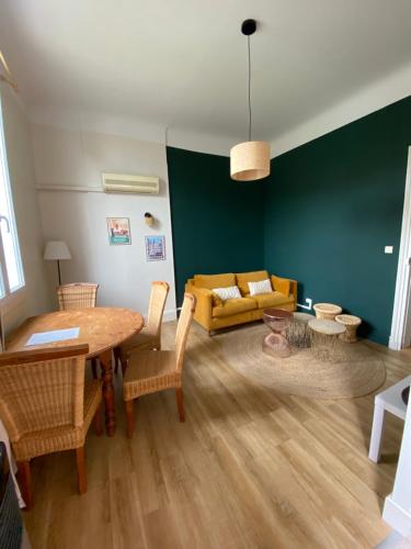 un salon avec une table et un canapé dans l'établissement Appart 4 pers centre-ville Bayonne proche du Stade Jean Dauger, à Bayonne