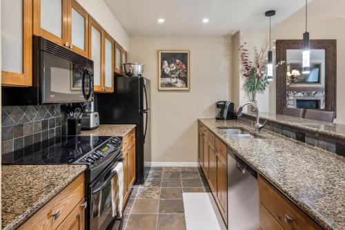 Η κουζίνα ή μικρή κουζίνα στο Luxe 2BR Beaver Creek Retreat - Balcony Views & Ski-In & Ski-Out Access