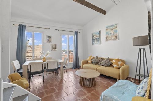 un salon avec un canapé et une table dans l'établissement 2 Bedrooms sea view in Le Suquet, à Cannes