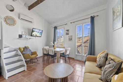 un salon avec une table et des chaises dans l'établissement 2 Bedrooms sea view in Le Suquet, à Cannes