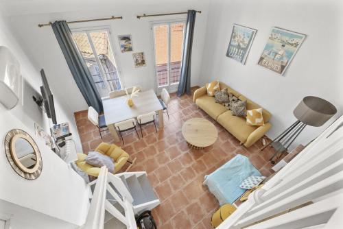 un salon avec un canapé et une table dans l'établissement 2 Bedrooms sea view in Le Suquet, à Cannes