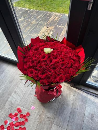 a large bouquet of red roses in a vase at A-Frame Bosanci in Bosanci