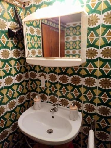 une salle de bain avec un lavabo et un miroir dans l'établissement Guest house in Datteln, à Datteln