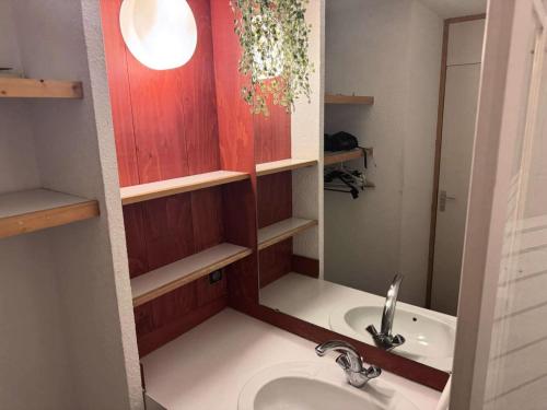 une salle de bain avec un lavabo et un miroir dans l'établissement Résidence Roche Combe - Le Roche Combe 10 - Agréable studio divisible offrant une magnifique vue sur la vallée MAE-4984, à Valmorel