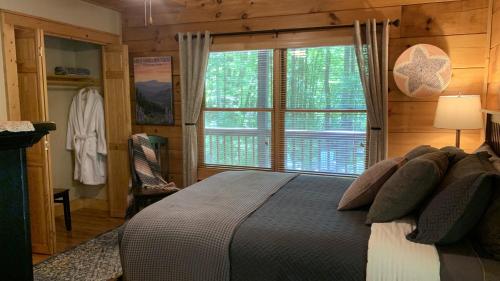 Una cama o camas en una habitación de Hickory Creek Hideaway
