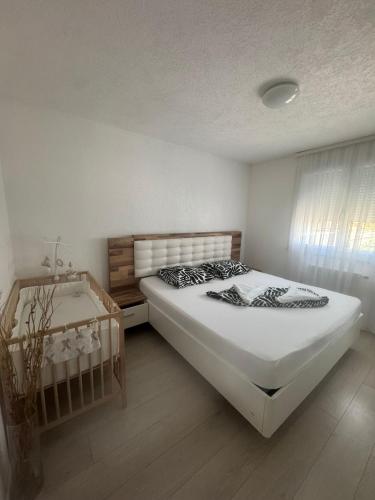 une chambre avec un grand lit et une fenêtre dans l'établissement Maison de vacances, à Village-Neuf