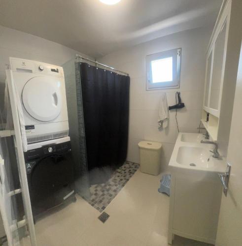 une salle de bain avec douche et lavabo dans l'établissement Maison de vacances, à Village-Neuf
