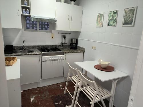 Kuchyňa alebo kuchynka v ubytovaní lugar de seixalvo balcón
